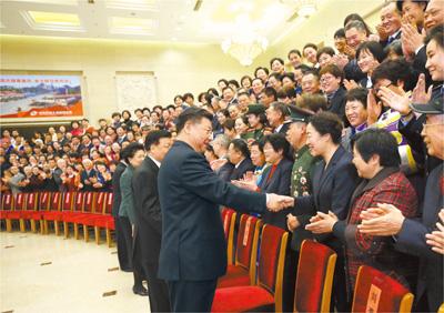 习近平：动员社会各界广泛参与家庭文明建设 推动形成社会主义家庭文明新风尚