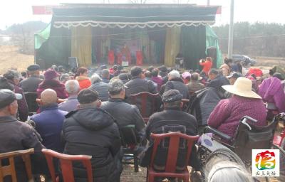 彭店乡：村民家门口享受