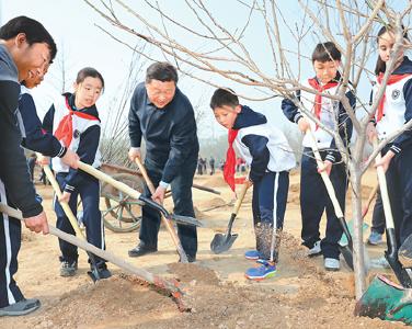 习近平在参加首都义务植树活动时强调 培养热爱自然珍爱生命的生态意识 把造林绿化事业一代接着一代干下去