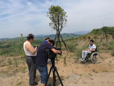 中央电视台《农广天地》栏目组 到东新拍摄桃花基地产业扶贫专题片