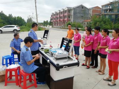 四姑镇结合食品安全宣传周开展“你点我检•食品安全快检” 活动 