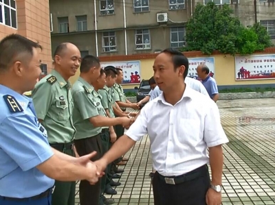 县领导走访慰问驻军部队官兵和优抚对象