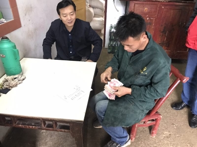 东新乡驻村工作队自筹资金助贫困户渡难关