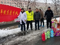 冰雪封路急煞人 应急救援驱寒意