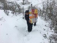 冰雪封路急煞人 应急救援驱寒意