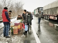 冰雪封路急煞人 应急救援驱寒意