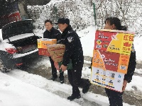 冰雪封路急煞人 应急救援驱寒意