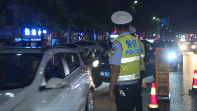 大悟县公安局交警大队现场直播查处交通违法行为