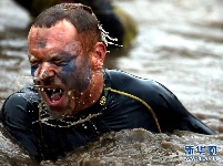 英国“硬汉”挑战赛穿火海、过泥地
