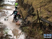 英国“硬汉”挑战赛穿火海、过泥地
