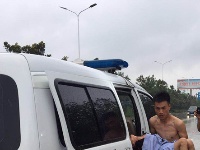 这位衣冠不整的辅警，网友怒赞