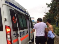 这位衣冠不整的辅警，网友怒赞