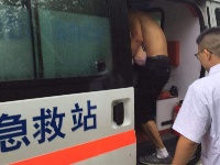 这位衣冠不整的辅警，网友怒赞