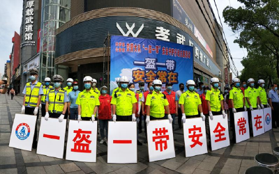 云梦丨当街送头盔——云梦交警开展“一盔一带·安全守护”活动
