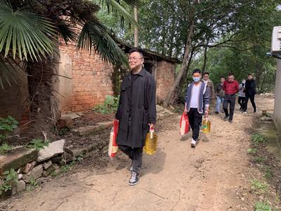 云梦：爱心企业重阳节情暖贫困户