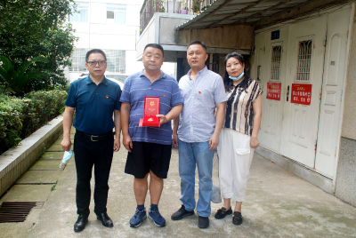 云梦县卫健局颁发“光荣在党50年”纪念章