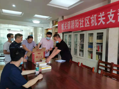 云梦县政务服务和大数据管理局开展“七·一”慰问生活困难党员和捐书活动