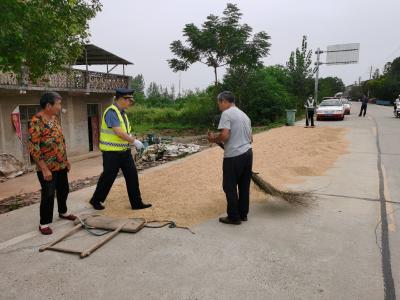 云梦：清理打场晒粮 减负道路交通