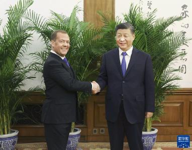 习近平会见俄罗斯统一俄罗斯党主席