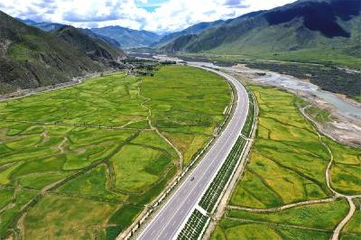 十年两会·温暖记忆｜“光明的路，我们越走越宽敞！”
