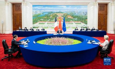 习近平同法国总统、欧盟委员会主席举行中法欧三方会晤