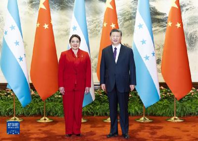 联播+｜ 身穿“中国红”、现场比心…… 这场历史性会晤看点多