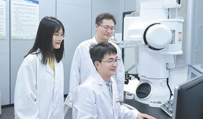武汉大学教授付磊带领团队用液态金属实现材料领域新突破在原子世界“组装”新材料