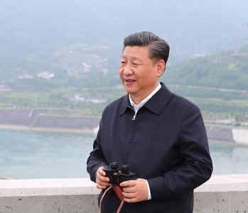 跟着总书记看中国丨青山绿水 潮涌大江