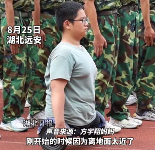 “板凳男孩”方宇翔，军姿挺拔！