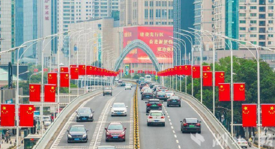 武汉满城飘扬“中国红”