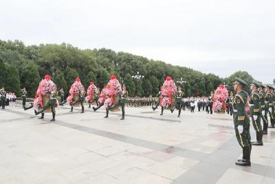 湖北省举行烈士纪念日向英雄烈士敬献花篮仪式