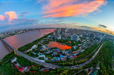 武汉连续两年上榜全国超大城市 专家：有红利更有挑战