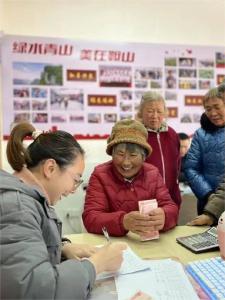 新春走基层丨村民喜领“大红包”