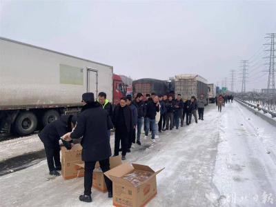 天还没亮，他们为滞留高速人员送上爱心餐