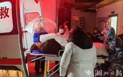 奔！抬！让！雪地里打开生命通道