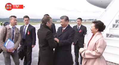独家视频丨习近平夫妇步出舱门 法国总统马克龙夫妇在机场热情迎接