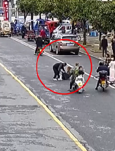 松滋一老人过马路突然倒地抽搐，乡镇医生晨跑路上果断救人：“本能告诉我应该救他!”#松滋#好人好事