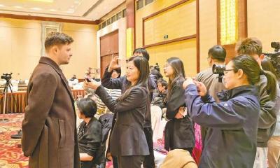77家中外媒体镜头为何对准湖北