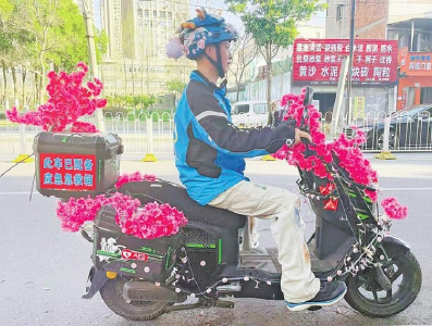 背着“救命神器”送快递 “蓝骑士社区侠”张宝剑危急关头救人一命
