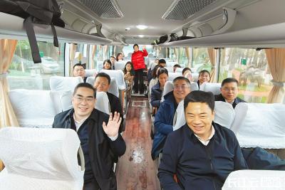 2025全国两会，湖北代表团出发赴京！