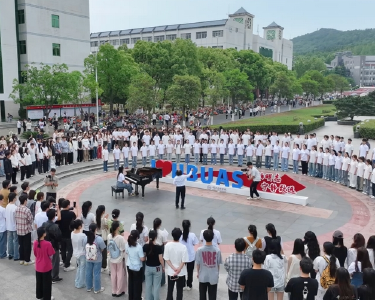 湖北文理学院千余学子合唱迎 “五四”