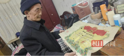 极目锐评|73岁湖北老人与22岁烈士父亲清明“重逢”，那曲英雄赞歌永远在心中高唱