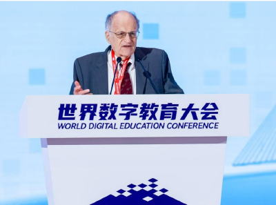 诺奖得主武汉演讲亮手腕：“我用华为的手表！”