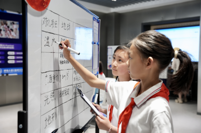 VR火星漫游、AI造救援神器……人工智能课还能这么“玩”！