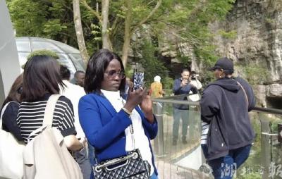 看了湖北利川土家族歌舞，非洲记者说也想上台一起跳