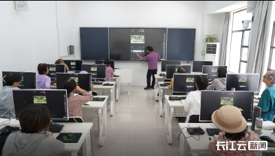 酷！老年人疯玩无人机，这所大学处处充满“AI”