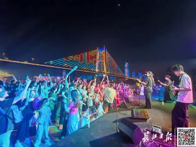 今晚，1.5万人在武汉江面玩嗨了！