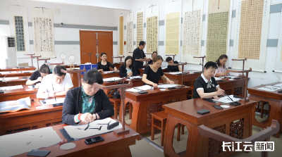 跨代同上一堂课是什么体验？这所大学上演老少隔空“切磋”