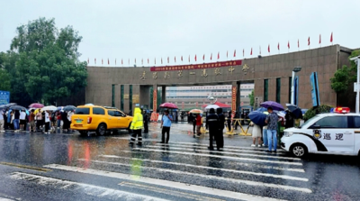 湖北孝昌：雨中坚守“暖服务” 护航3779名考生逐梦高考