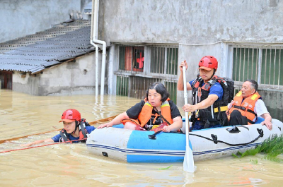鏖战入梅“第一波”！暴雨如注，他们的身影守护万家灯火